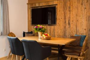 Telewizja i/lub zestaw kina domowego w obiekcie Chalet Karin
