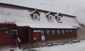 ビストシツァ・クウォツカにあるSudecka Chataの雪の建物