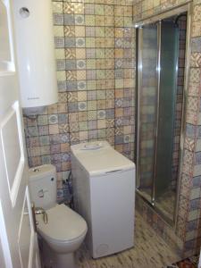 een badkamer met een toilet en een douche bij House Beskyd in Skole