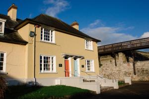 uma casa amarela com uma ponte ao fundo em Elizabeth Fort em Cork