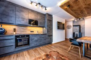 Una cocina o cocineta en Sruh Prime Apart 39 fotos más
