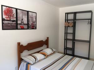 1 dormitorio con 1 cama y una foto de la torre Eiffel en JP Palace Hotel, en Saquarema