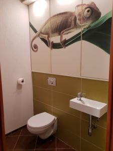 ジェロナ・グラにあるApartament Szafirのバスルーム(壁に魚の絵が描かれた)