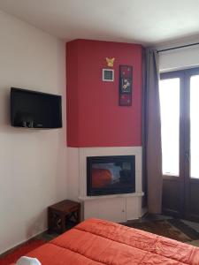 Μια τηλεόραση ή/και κέντρο ψυχαγωγίας στο Petra & Elato Art Hotel