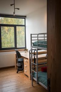 Dormitorio con scrivania e letti a castello. di Henriëtta a Hoboken