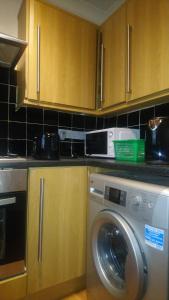 Η κουζίνα ή μικρή κουζίνα στο Christchurch Guesthouse 2-Bed Apartments