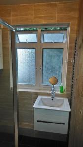 Ένα μπάνιο στο Christchurch Guesthouse 2-Bed Apartments
