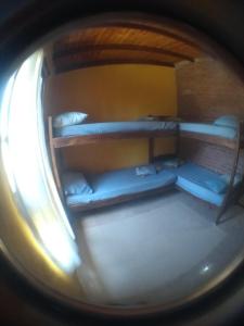 - une vue sur une chambre avec des lits superposés dans un avion dans l'établissement Casa Fortaleza Hostel, à San Bernardo