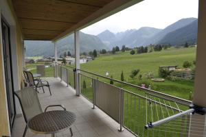 Vista generica sulle montagne o vista sulle montagne dall'interno dell'appartamento