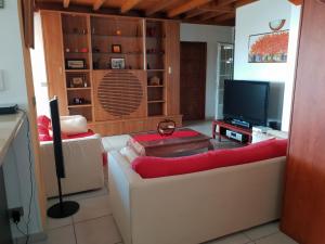 a living room with a couch and a television at Jolie villa de bon standing in Trois-Rivières