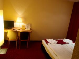 Postel nebo postele na pokoji v ubytování Hotel Adler Leipzig