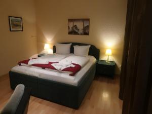 Postel nebo postele na pokoji v ubytování Hotel Adler Leipzig