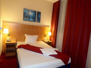 Postel nebo postele na pokoji v ubytování Hotel Adler Leipzig