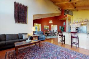 sala de estar con sofá y mesa en Pine Mountain Getaway (02-461), en Groveland
