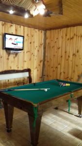 A pool table at Hotel Dudarik