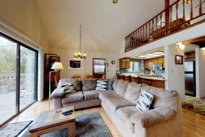 Ruang duduk di Cozy Chalet (15-013)