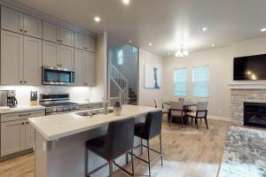 
A kitchen or kitchenette at Pinnacle Pines
