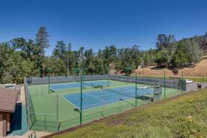 Tenis dan/atau kemudahan skuasy di Cozy Chalet (15-013) atau berdekatan