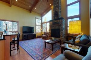 グローブランドにあるPine Mountain Getaway (02-461)の暖炉とテレビのあるリビングルーム