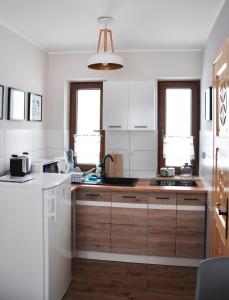 Kuchyňa alebo kuchynka v ubytovaní Apartamenty JSZI