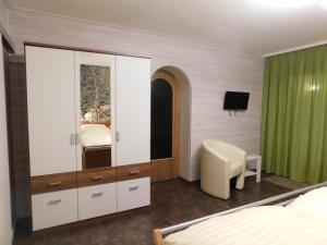 Un dormitorio con una cama, un escritorio y un espejo. en Pension Haus Petra, en Altenau 18 fotos más