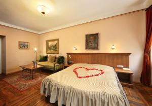 Un pat sau paturi într-o cameră la Hotel Edward Kelly