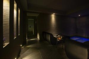 a dark room with a hot tub and a table at Hotel Crawford in Sant'Agnello