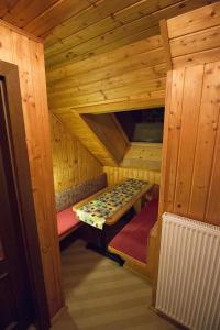 a small cabin with a bench in the attic at Ferienwohnung Krennbauer in Öblarn
