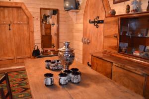 a table with a group of cups on it at Приватна садиба ''Світлиця гуцульщини" in Vorokhta