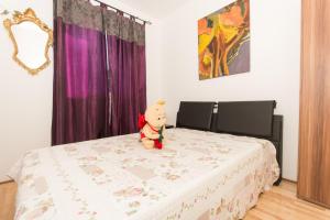 ein Teddybär auf einem Bett in einem Schlafzimmer in der Unterkunft Luxury Apartment L&A in Trogir
