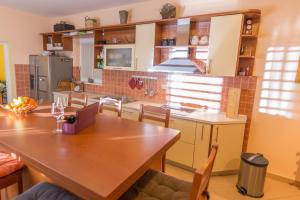 eine Küche mit einem Holztisch und einem Esszimmer in der Unterkunft Holiday Home Mirela in Studenci