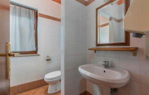 łazienka z umywalką, toaletą i lustrem w obiekcie Apartment Narcisa with Terrace w mieście Umag +17 zdjęć