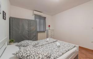 sypialnia z łóżkiem z czarno-białą kołdrą w obiekcie Apartment Narcisa with Terrace w mieście Umag