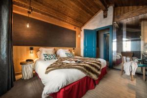 Tempat tidur dalam kamar di Hôtel Village Montana by Les Etincelles