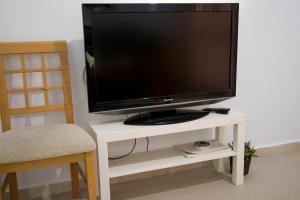 Televízia a/alebo spoločenská miestnosť v ubytovaní Apartamentos RISCOS