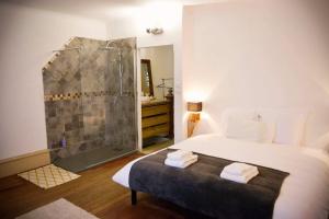 ein Schlafzimmer mit einem großen Bett und einer Dusche in der Unterkunft La Meunière in Saint-Martin-Boulogne