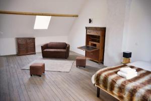 ein Schlafzimmer mit Bett, Stuhl und Schreibtisch in der Unterkunft La Meunière in Saint-Martin-Boulogne