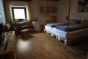 Posteľ alebo postele v izbe v ubytovaní BUEHLERHOF Agriturismo, Obst-&Weingut, Urlaub mit Hund, Bauernhof, Brixen + 37 fotografií