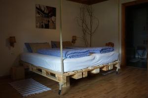 Posteľ alebo postele v izbe v ubytovaní BUEHLERHOF Agriturismo, Obst-&Weingut, Urlaub mit Hund, Bauernhof, Brixen