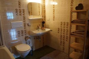 Kúpeľňa v ubytovaní BUEHLERHOF Agriturismo, Obst-&Weingut, Urlaub mit Hund, Bauernhof, Brixen