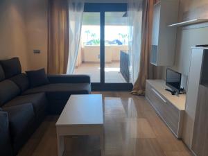 una sala de estar con un sofá y una mesa en Bahia de la Plata, en Estepona 18 fotos más