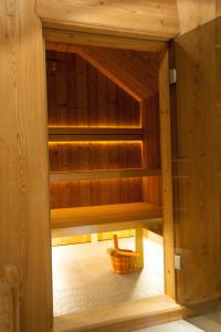 drewniana sauna z koszem w środku w obiekcie Apartament Gubałówka w Zakopanem