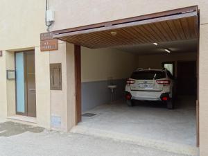 ベセイテにあるCasa Ombrietaの車がガレージ内に駐車されている