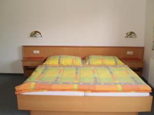 Postel nebo postele na pokoji v ubytování Gasthof-Pension Strassreith