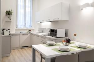 Kuchyňa alebo kuchynka v ubytovaní Duomo apartment + 20 fotografií