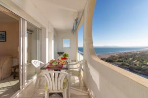 エンプリアブラバにあるApartamento de dos habitaciones con vistas al marの海を望むバルコニー(テーブル、椅子付)