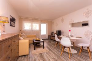 Televisyen dan/atau pusat hiburan di Seafront Apartment With Amazing Seaview