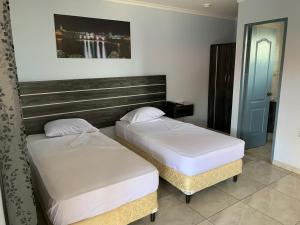 two twin beds in a room with at RESIDENCIAL AGUADULCE in Aguadulce