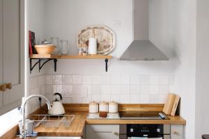 uma cozinha com pia e fogão forno superior em Elizabeth Fort em Cork