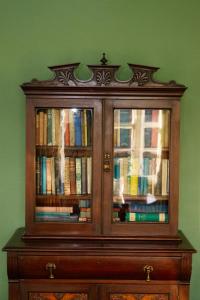 Elizabeth Fort في كورك: خزانة خشبية مليئة بالكتب على الحائط